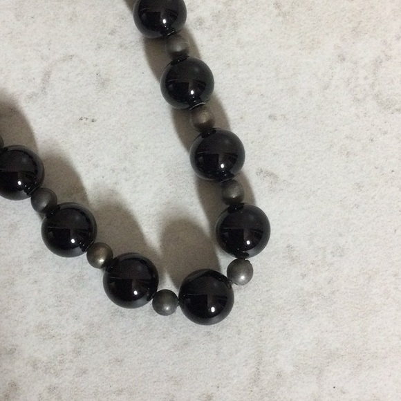 Black round with gray bead necklace - Picture 3 of 6